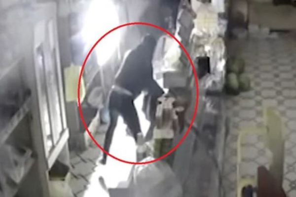 Bakıda qəribə oğurluq: Apardığı pulu “qələt eləmişəm” məktubu ilə geri qaytardı